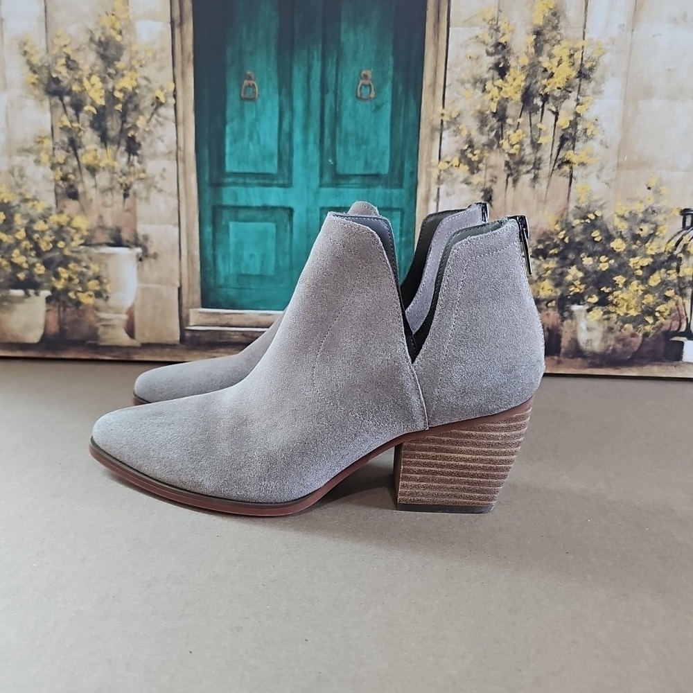 Vince‎ Camuto Women's Gigietta Beige Tan Suede Leather Ankle Bootie size 9.5M